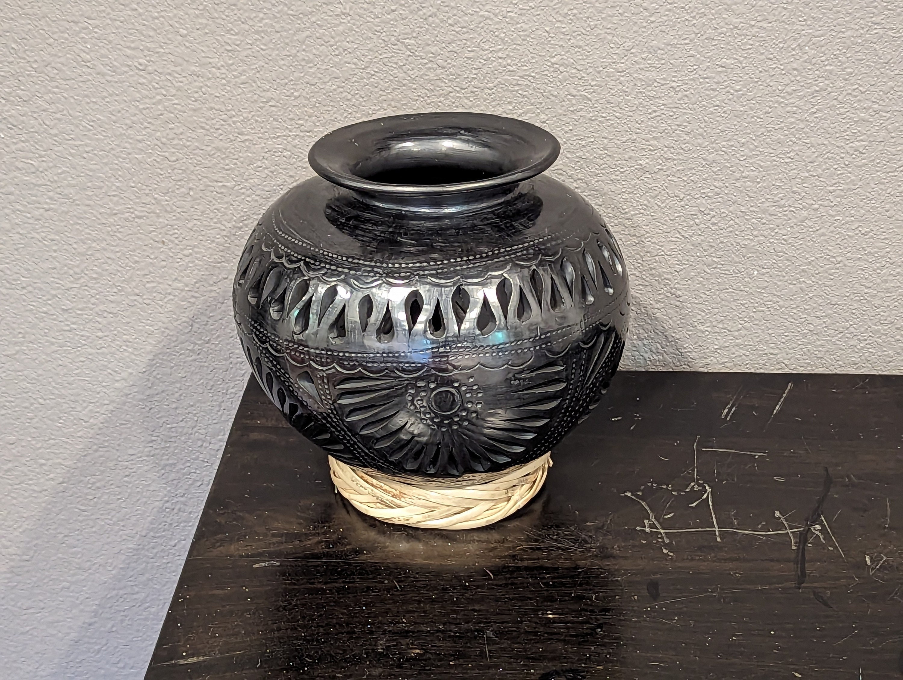 ブラッククレイの花瓶は、メキシコのオアハカ産の手作りのメキシコバロ