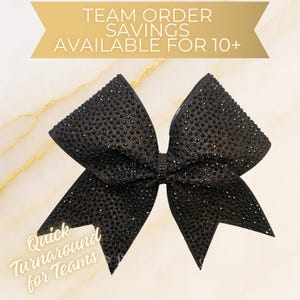 Peut inclure: Un nœud pour cheveux noir recouvert de petites strass scintillantes. Le texte en haut indique "TEAM ORDER SAVINGS AVAILABLE FOR 10+" et le texte en bas à gauche indique "Quick Turnaround for Teams". Le nœud a une forme classique.