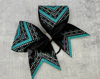 Pode incluir: Um laço de torcida preto e turquesa com um padrão chevron e strass.