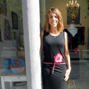 Langes Kleid aus natürlicher Baumwolle mit einem rot-weißen Gürtel mit Polka Dots und einer Blume aus Filz und Organza. Handgemacht Bild 1