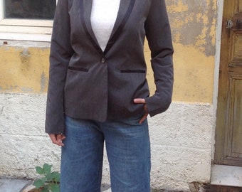 A suit jacket lined in linen and gray cotton cloth