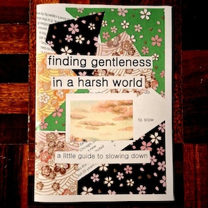Pode incluir: Uma colagem com o texto "finding gentleness in a harsh world" e "a little guide to slowing down". O design incorpora padrões florais em preto, verde e pêssego, juntamente com uma imagem em aquarela de um céu nublado.