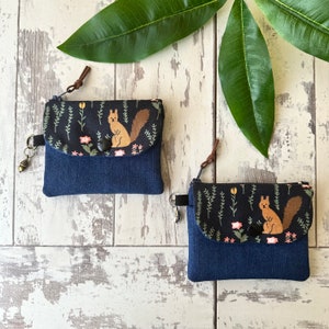 Monedero con cremallera y ranura para tarjetas de crédito, diseño de ardilla en el bosque, hecho a mano, con cierre de botón a presión, para cosméticos, joyas, tamaño: 11,4 x 8,9 cm.