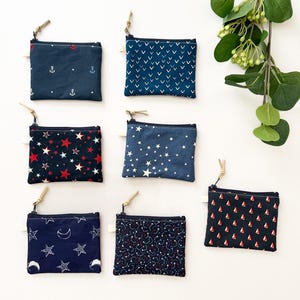 Minibolso azul marino con cremallera, hecho a mano, de 11,4 x 8,9 cm, con estampados de estrellas, veleros y anclas.