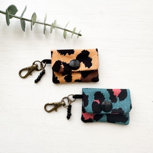 Monedero de tela de algodón con estampado de leopardo hecho a mano, llavero con cuentas negras, amuleto de la suerte, joyería, tamaño de la cartera: 2” x 1.5”