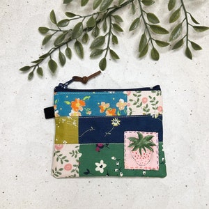 Handmade Patchwork Coin Purse: Cotton Card Wallet with Strawberry Appliqué