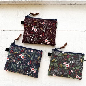 Monedero de tela de algodón con diseño de flores blancas, hecho a mano, para tarjetas, cosméticos, con cremallera. Tamaño: 11,4 x 8,9 cm.