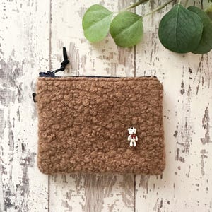 Estuche para cosméticos, monedero, tarjetero, monedero, hecho a mano, muy acogedor, de tela polar Sherpa marrón sólida, con cierre de cremallera y dije de osito de peluche. Tamaño: 5,5 x 4 pulgadas