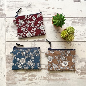 Monedero de tela de algodón grueso con estampado de flores, hecho a mano, monedero, tarjetero, neceser con cremallera. Tamaño: 11,4 x 8,9 cm.