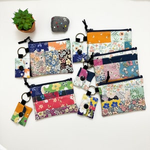 Hermoso monedero de tela de algodón con diseño de patchwork hecho a mano, tarjetero, monedero con mini llavero a presión.