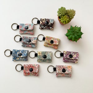 Preciosa mini bolsa con diseño floral de "Mi Pequeño Jardín", hecha a mano, con llavero, monedero y dije para bolso. Tamaño: 5 x 3,8 cm.