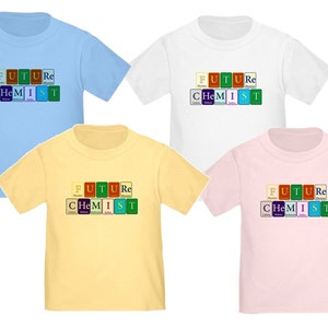 未来の化学者幼児用Tシャツ。化学の周期表2T、3T、4Tで書かれています。