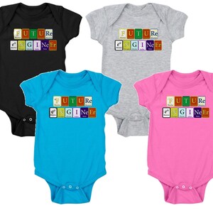 Op de afbeelding: Vier baby-rompers in verschillende kleuren: zwart, grijs, blauw en roze. Elke romper heeft het woord "FUTURE" gespeld met behulp van de chemische symbolen voor de elementen, met de letters "E" en "R" in kleine letters.