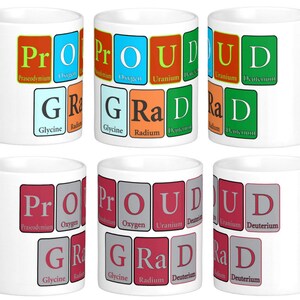Puede incluir: Seis tazas de cerámica blanca con la palabra "PROUD" escrita usando símbolos de elementos químicos. Cada taza tiene un esquema de color diferente para los símbolos.