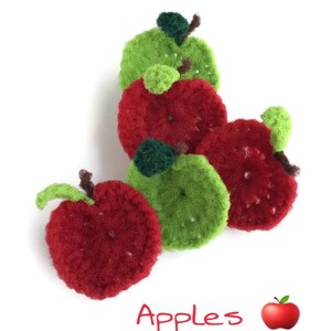 Puede incluir: Un grupo de cinco manzanas de ganchillo, tres rojas y dos verdes, con una sola ilustraci&oacute;n de manzana roja debajo del texto "Manzanas".