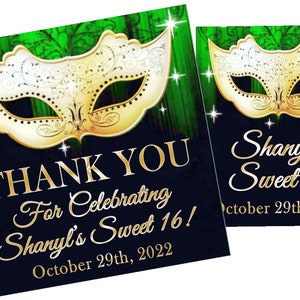 Op de afbeelding: Dankjewel-favoretiketten met een gouden masker op een groene en zwarte achtergrond. De tekst luidt "Bedankt voor het vieren van Shanyl's Sweet 16! 29 oktober 2022".