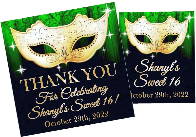 Op de afbeelding: Dankjewel-favoretiketten met een gouden masker op een groene en zwarte achtergrond. De tekst luidt "Bedankt voor het vieren van Shanyl's Sweet 16! 29 oktober 2022".