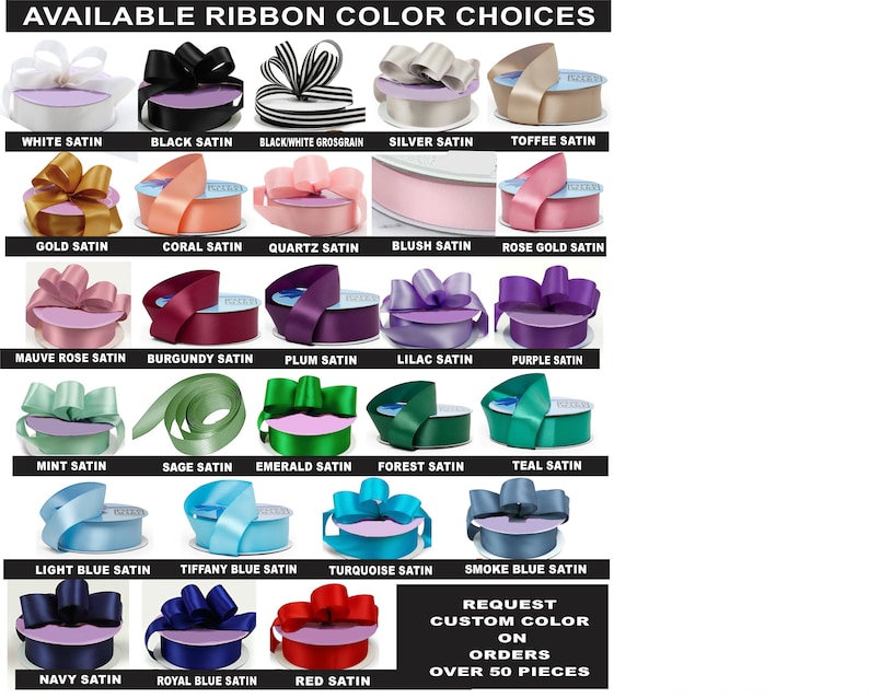 Op de afbeelding: Een tabel met 21 verschillende kleuren satijnen lint. De lintkleuren omvatten wit, zwart, zilver, goud, koraal, kwarts, blush, roosgoud, mauve roze, bordeauxrood, pruim, lila, paars, mint, salie, smaragd, bos, teal, lichtblauw, Tiffany blauw, turquoise, marineblauw, koninklijk blauw, rood en rookblauw. De tekst "REQUEST CUSTOM COLOR ON ORDERS OVER 50 PIECES" staat onderaan de tabel.