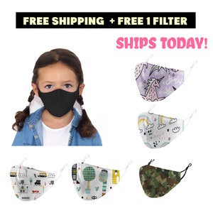 Puede incluir: Cinco mascarillas faciales coloridas diferentes con varios diseños, que incluyen un unicornio, un arcoíris, una escena de ciudad, un árbol y camuflaje. Las mascarillas son todas de tela y tienen lazos para las orejas ajustables.