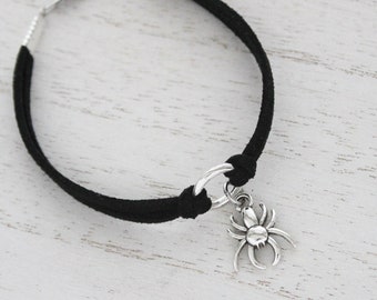 Black Widow Armband - Natasha Romanoff Comic Geïnspireerde Sieraden - Comic Hero Geek Gift - Zwarte Vegan Faux Suède Armband