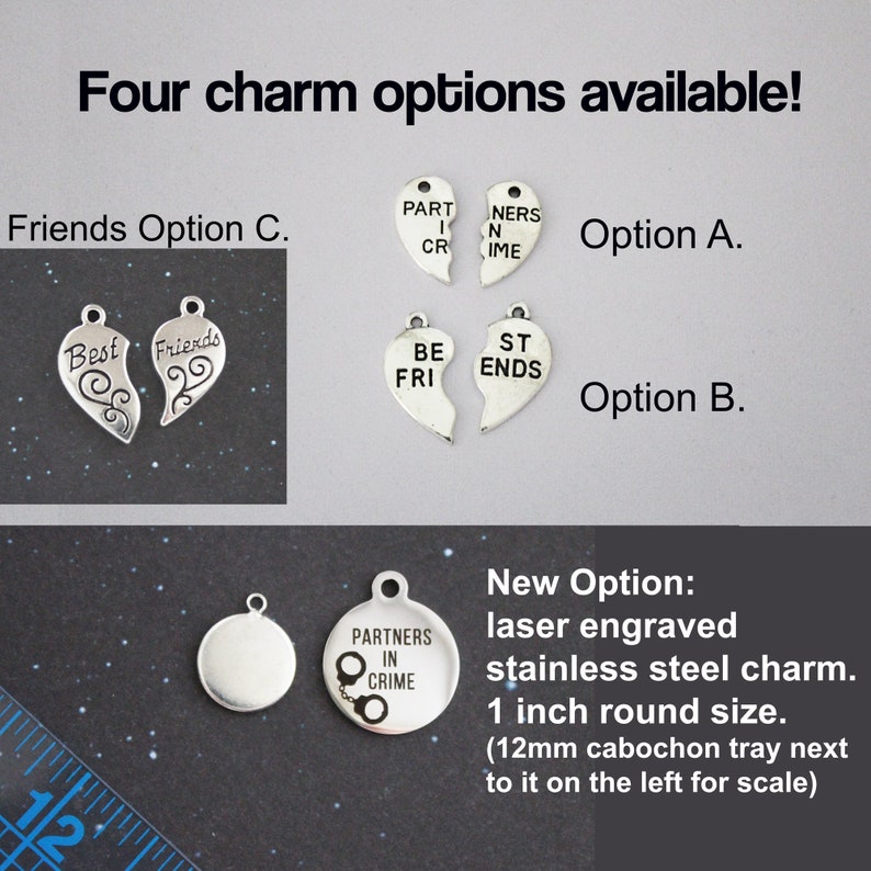 K&ouml;nnte beinhalten: Das Bild zeigt vier Charm-Optionen. Option A und B sind herzf&ouml;rmige Charms, die sich teilen. Option C sind zwei herzf&ouml;rmige Charms mit "Best Friends". Die neue Option ist ein runder Edelstahl-Charm mit 2,5 cm Durchmesser mit "PARTNERS IN CRIME" und Handschellen.