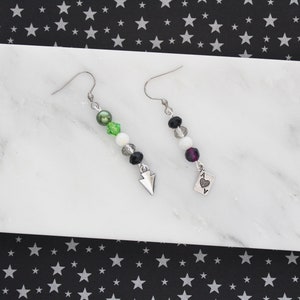 Boucles d'oreilles As et Aro - Bijoux de fierté - Perle de verre drapeau de la fierté aromatique asexuée - Boucles d'oreilles argentées avec breloque Ace, coeur, carte, flèche, cadeau breloque