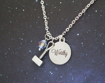 Collar digno de Thor - Joyería inspirada en Thor - Soy digno Thor Charm Jewelry Thor Mjolnir Hammer Worthy Mantra Colgante - Fan Girl Geek Gift