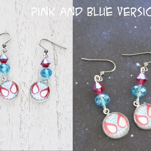 Puede incluir: Pendientes rosas y azules con dise&ntilde;o de Spider-Man. Los pendientes tienen un gancho plateado, cuentas rosas y azules y un dije redondo con un dise&ntilde;o de telara&ntilde;a rojo y blanco. El texto "PINK AND BLUE VERSION" est&aacute; en la parte superior.