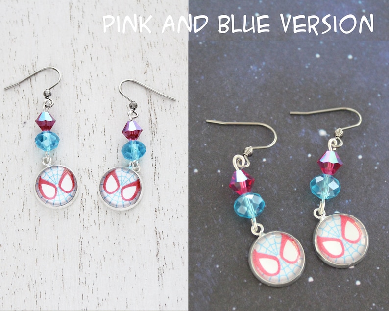 Puede incluir: Pendientes rosas y azules con dise&ntilde;o de Spider-Man. Los pendientes tienen un gancho plateado, cuentas rosas y azules y un dije redondo con un dise&ntilde;o de telara&ntilde;a rojo y blanco. El texto "PINK AND BLUE VERSION" est&aacute; en la parte superior.