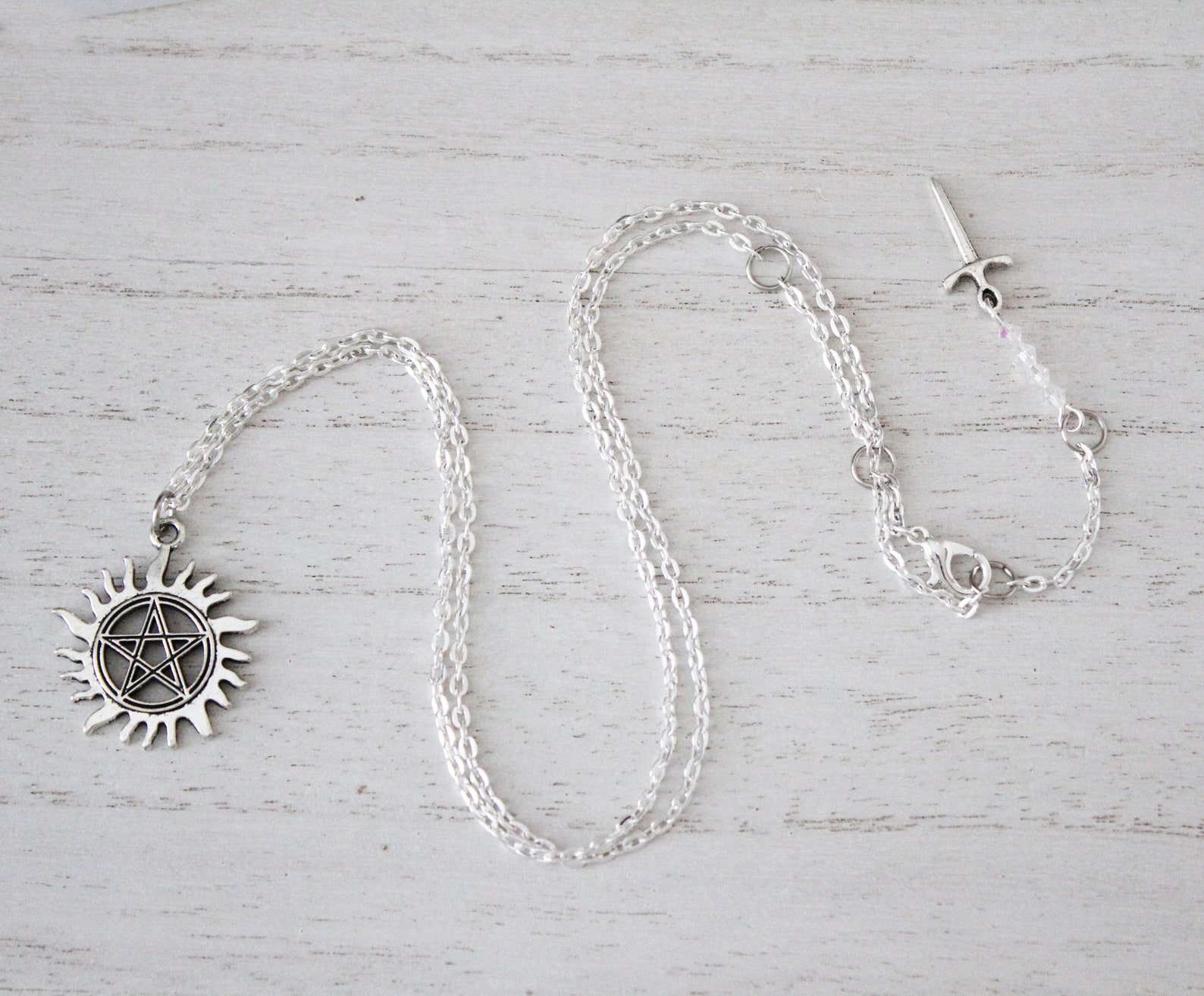 Collier Pendentif Supernatural - Acier Inoxydable Argenté - Neuf Avec étiquettes