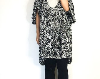 Handgebreide oversized katoenen jurk: zwart-witte trui met structuur