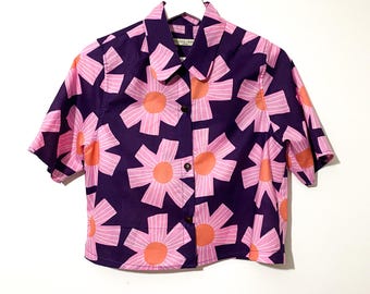 Katoenen Sunny Days-shirt met korte mouwen. Zomershirt. Stof met Nevida hansen-print. Blouse van katoenvoile met kleurrijke print