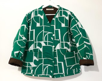 Handgemaakt gewatteerd jack met geoprint: groene gewatteerde korte jas met geometrische print