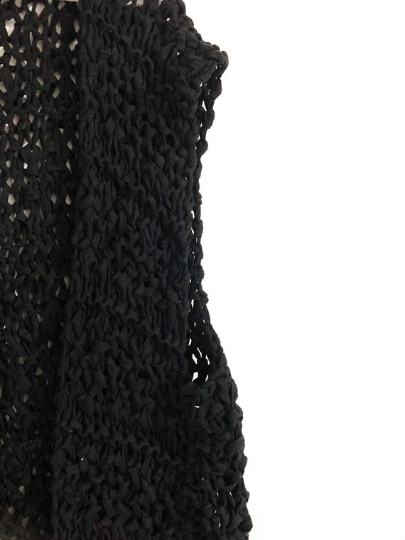 Chaleco de algodón negro tejido a mano: cárdigan texturizado sin