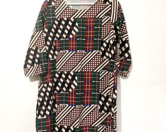 Mini-jurk met patchworkprint: boxy A-lijn met 3/4-mouw