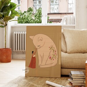 Pode incluir: Uma ilustra&ccedil;&atilde;o digital de uma mulher com um vestido vermelho que se aproxima de um gato grande de cor rosa claro com tatuagens florais. O fundo &eacute; de cor castanho claro.