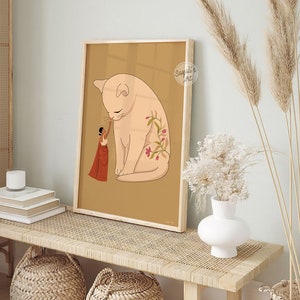Pode incluir: Uma ilustra&ccedil;&atilde;o emoldurada de uma mulher em um sari vermelho e dourado tocando o nariz de um gato grande de cor rosa claro com tatuagens florais. O fundo &eacute; de cor marrom claro. O texto "Sayali's Art" est&aacute; no canto superior direito da imagem.