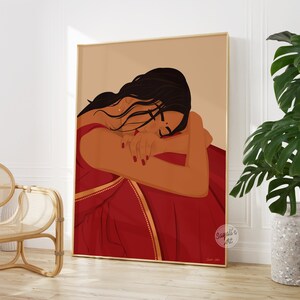 Puede incluir: Ilustraci&oacute;n digital de una mujer con cabello largo y oscuro que lleva un sari rojo con detalles dorados. Est&aacute; sentada con la cabeza apoyada en el brazo, mirando hacia abajo. El fondo es de color marr&oacute;n claro.