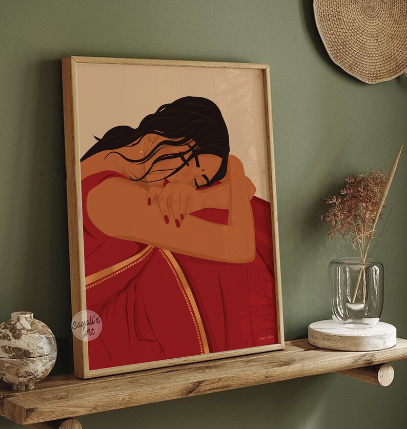 Puede incluir: Una ilustraci&oacute;n digital de una mujer con el pelo largo y oscuro que lleva un sari rojo con ribetes dorados. Est&aacute; sentada con la cabeza apoyada en el brazo, mirando hacia abajo. El fondo es de color melocot&oacute;n claro.