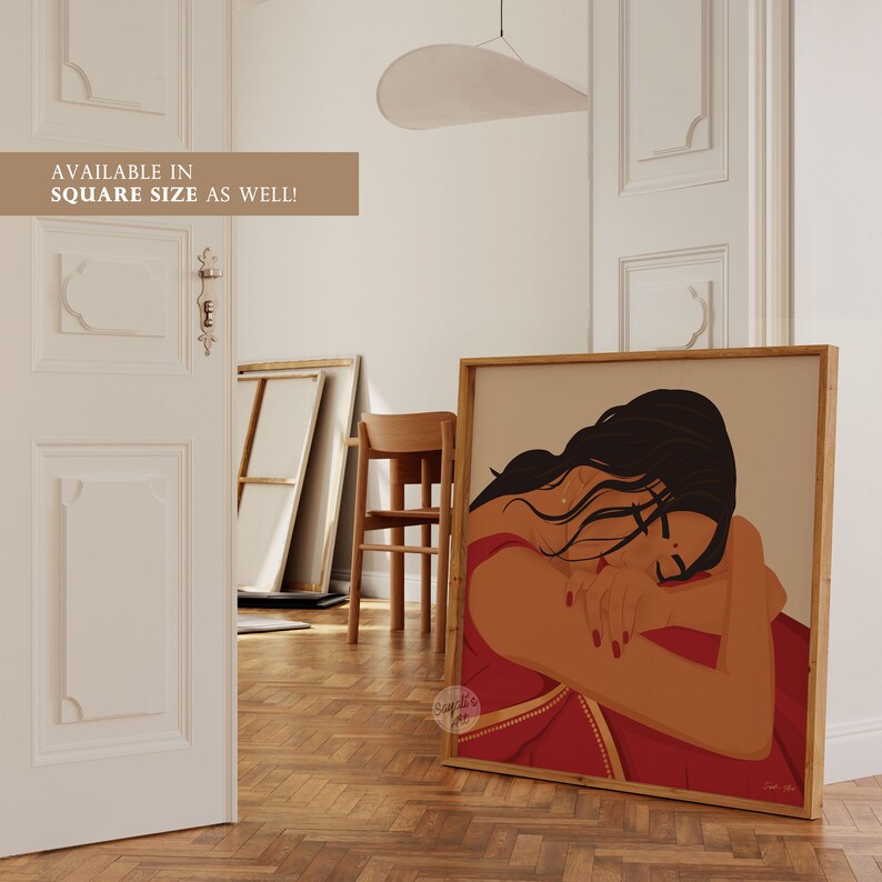 Puede incluir: Ilustraci&oacute;n digital de una mujer con cabello largo y oscuro, vistiendo un vestido rojo y dorado, con los brazos envueltos alrededor de s&iacute; misma. La ilustraci&oacute;n est&aacute; en un marco marr&oacute;n y se coloca sobre un fondo beige.