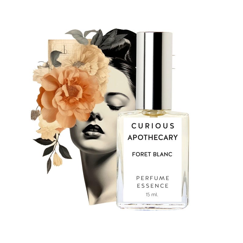 Puede incluir: Un frasco de perfume con tapa plateada y etiqueta blanca que dice "CURIOUS APOTHECARY FORET BLANC PERFUME ESSENCE 15 ml." El frasco se encuentra frente a una imagen en blanco y negro del rostro de una mujer y flores naranjas.