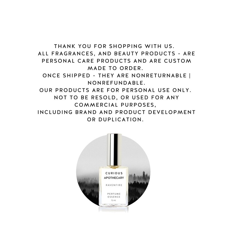 Puede incluir: Un frasco de perfume con tapa plateada y cuerpo de vidrio transparente. La etiqueta dice "CURIOUS APOTHECARY RAVENFIRE PERFUME ESSENCE 5 ml." El frasco est&aacute; sobre un fondo de una escena de bosque brumoso. El texto encima del frasco proporciona detalles del producto.
