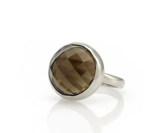 Anillo apilable con bisel de cuarzo ahumado · Anillo de plata de ley 925 · Cuarzo marrón talla rosa · Anillo llamativo · Anillo atemporal hecho a mano en plata de ley 925