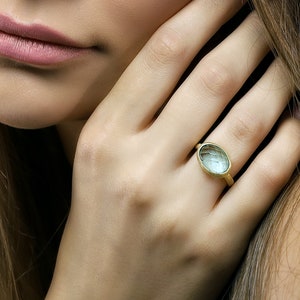 Gebürsteter Gold Blautopas Ring · Lünette gesetzt Oval geschnittener Topas · Stapelbarer 14k Goldring · Halbedelsteinring · November Birthstone Ring
