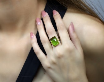 Anillo rectangular con engaste de bisel de 18k · Anillo chapado en oro con peridoto verde · Anillo con piedra natal de agosto · Anillo llamativo de oro de 14k