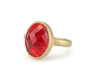 Anillo de rubí en oro cepillado · Anillo ovalado con piedra natal de julio engastado en bisel · Anillo con preciosa piedra roja de 18k · Elegante anillo de rubí para mujer