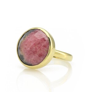Anillo de rodonita rosa · Anillo con engaste de oro para mujer · Anillos con gema engastada · Anillo de oro de 18k con piedra redonda facetada engastada