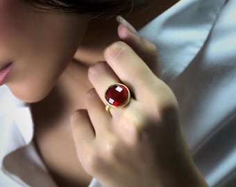 Złoty pierścionek z rubinem w oprawie bezel · Pierścionek z kamieniem szlachetnym na lipiec · Pierścionek z fasetowanymi kamieniami szlachetnymi do łączenia w zestawy · Złoty pierścionek z rubinem w oprawie bezel