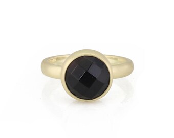 Anillo de ónix negro con bisel redondo · Anillo de oro vermeil de 18 k · Anillo facetado de 10 mm · Anillo de oro de una sola banda · Anillo apilable de oro y negro