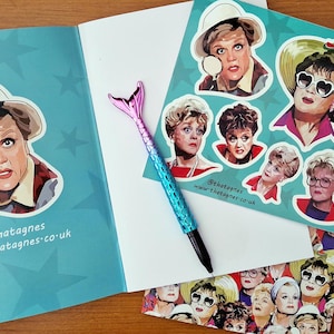 Adesivos e caderno Murder She Wrote, com ilustrações de Angela Lansbury